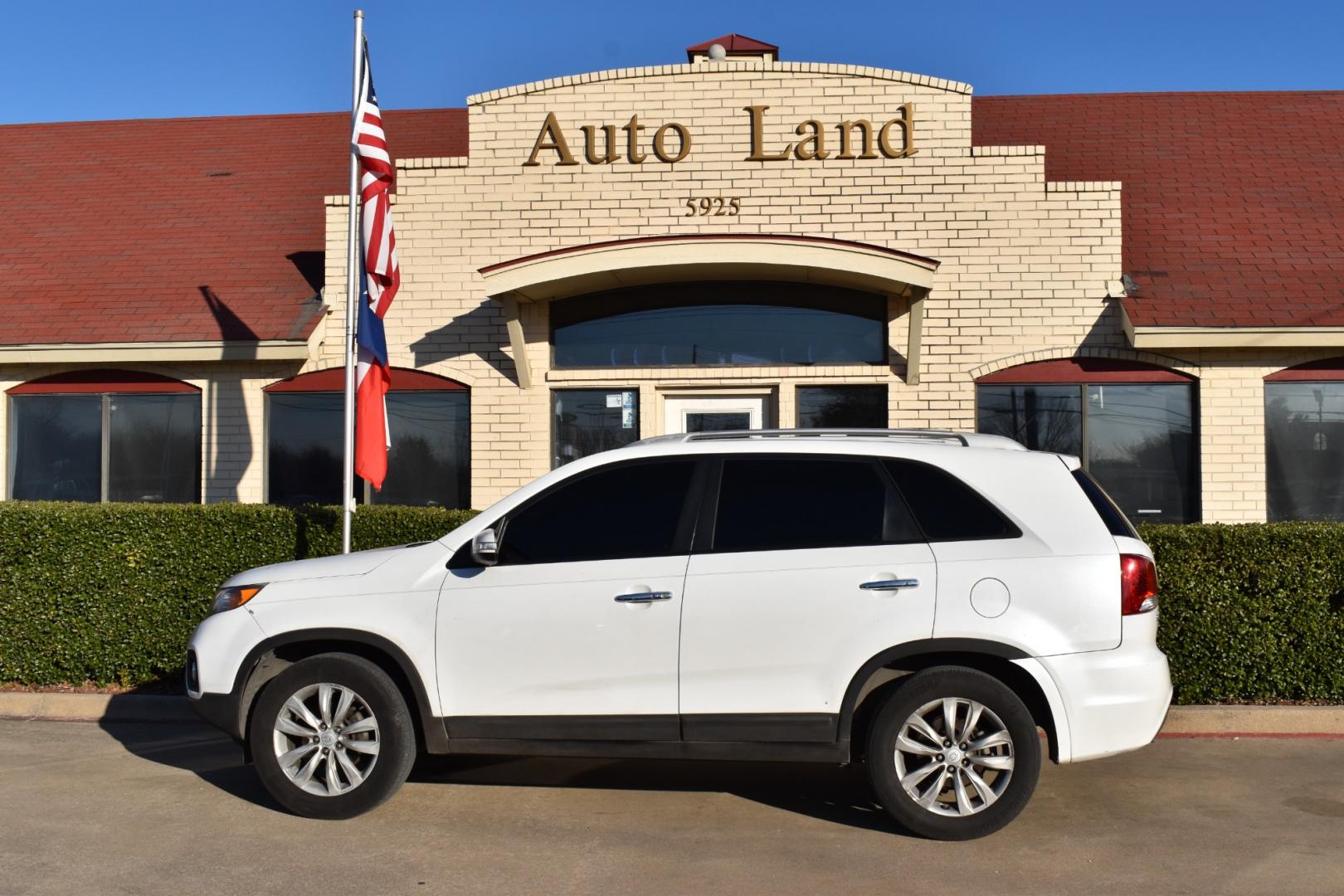 2011 White /Tan Kia Sorento EX V6 2WD (5XYKU4A29BG) with an 3.5L V6 DOHC 24V engine, 6-Speed Automatic transmission, located at 5925 E. BELKNAP ST., HALTOM CITY, TX, 76117, (817) 834-4222, 32.803799, -97.259003 - This Vehicle has a Clean Carfax Report!! Rides and Drives great, it just needs YOU Behind the Wheel!! Our#1 Priority is to get you APPROVED and back on the road again in your new ride!! Apply Online Now!! Easy, simple financing available! We can get you into a vehicle that fits your needs regar - Photo#0